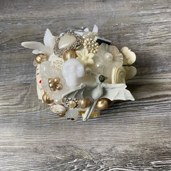 One of a kind white ornament - Picture 9 of 17